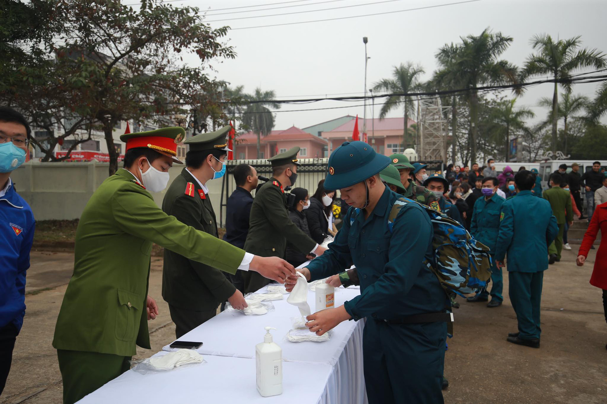 Hàng ngàn thanh niên Thủ đô đeo khẩu trang, đo thân nhiệt trước khi lên đường nhập ngũ - Ảnh 4.