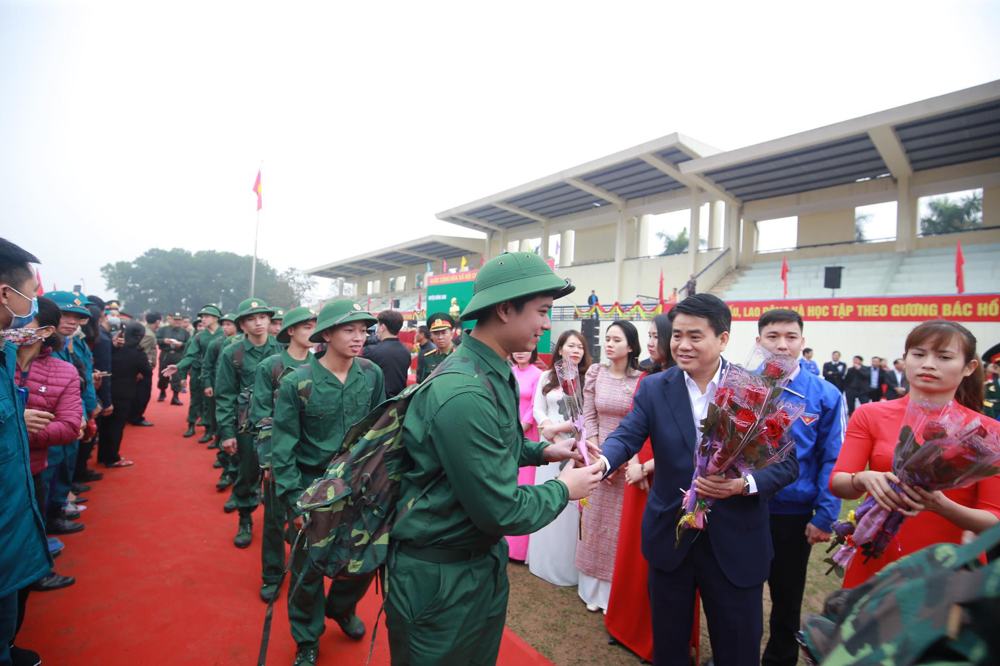 Hàng ngàn thanh niên Thủ đô đeo khẩu trang, đo thân nhiệt trước khi lên đường nhập ngũ - Ảnh 2.