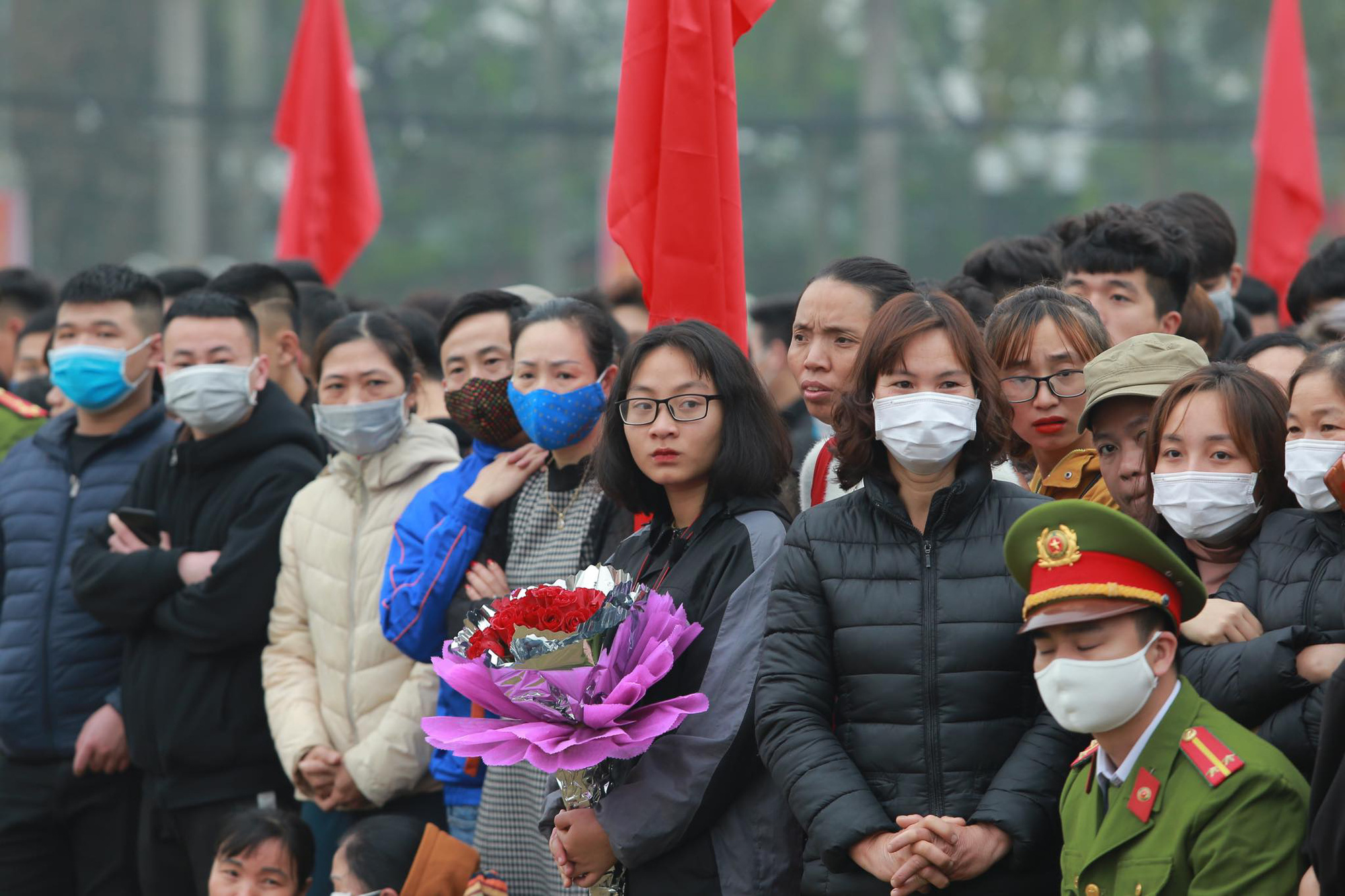 Hàng ngàn thanh niên Thủ đô đeo khẩu trang, đo thân nhiệt trước khi lên đường nhập ngũ - Ảnh 11.