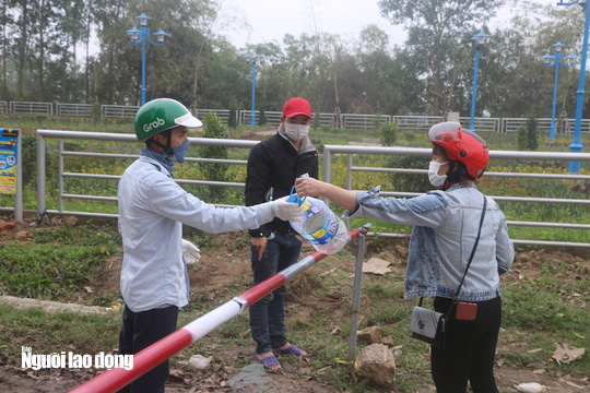 Cuộc sống của người dân xã Sơn Lôi trong ngày đầu bị cách ly bởi dịch Covid-19 - Ảnh 5.