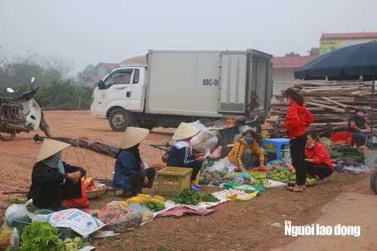 Cuộc sống của người dân xã Sơn Lôi trong ngày đầu bị cách ly bởi dịch Covid-19 - Ảnh 6.