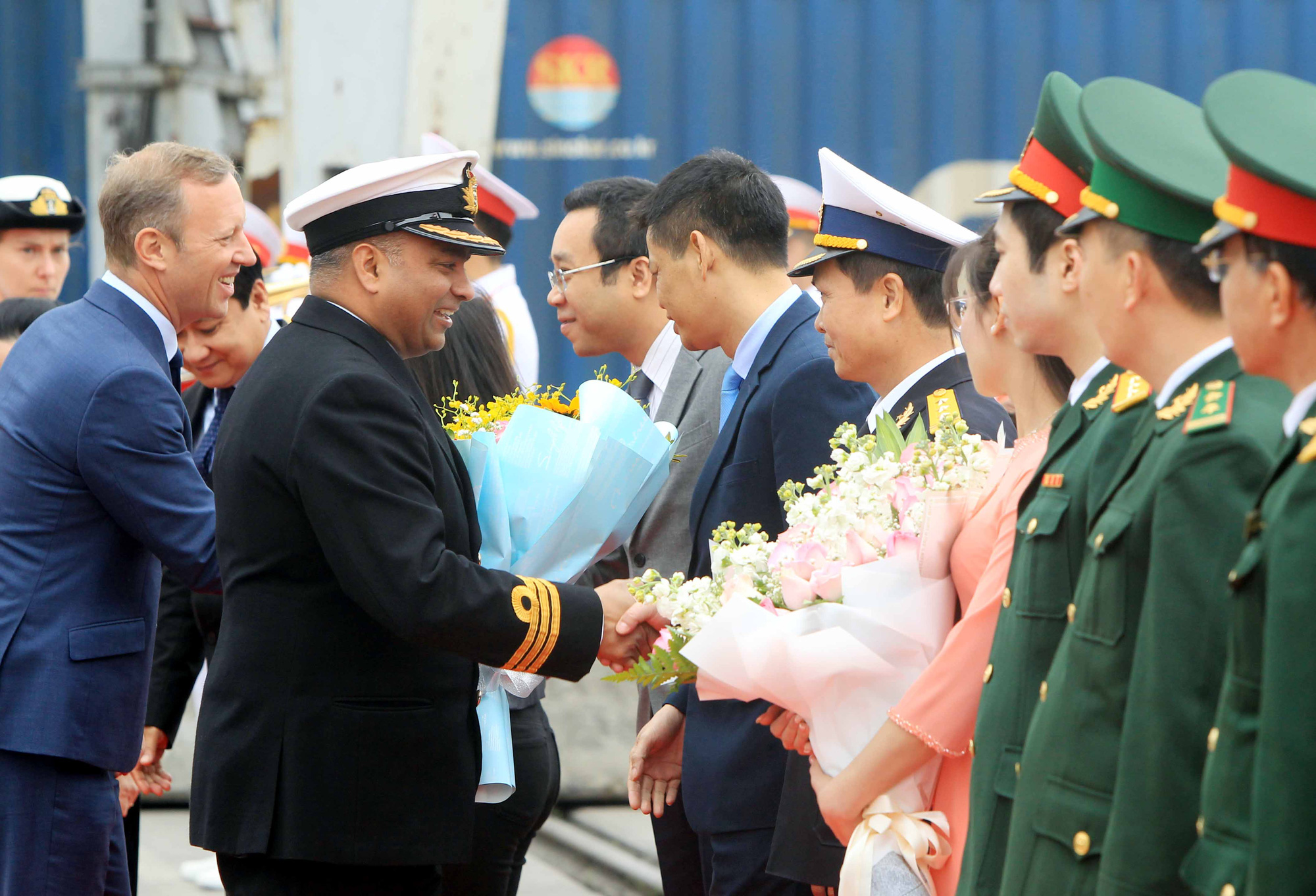 CLIP: Tàu Hải quân Hoàng gia Anh thăm Việt Nam - Ảnh 8.