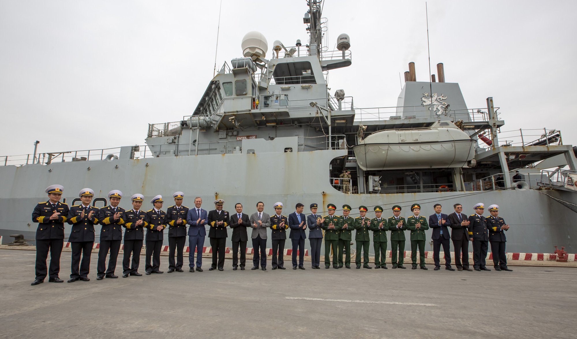 CLIP: Tàu Hải quân Hoàng gia Anh thăm Việt Nam - Ảnh 6.