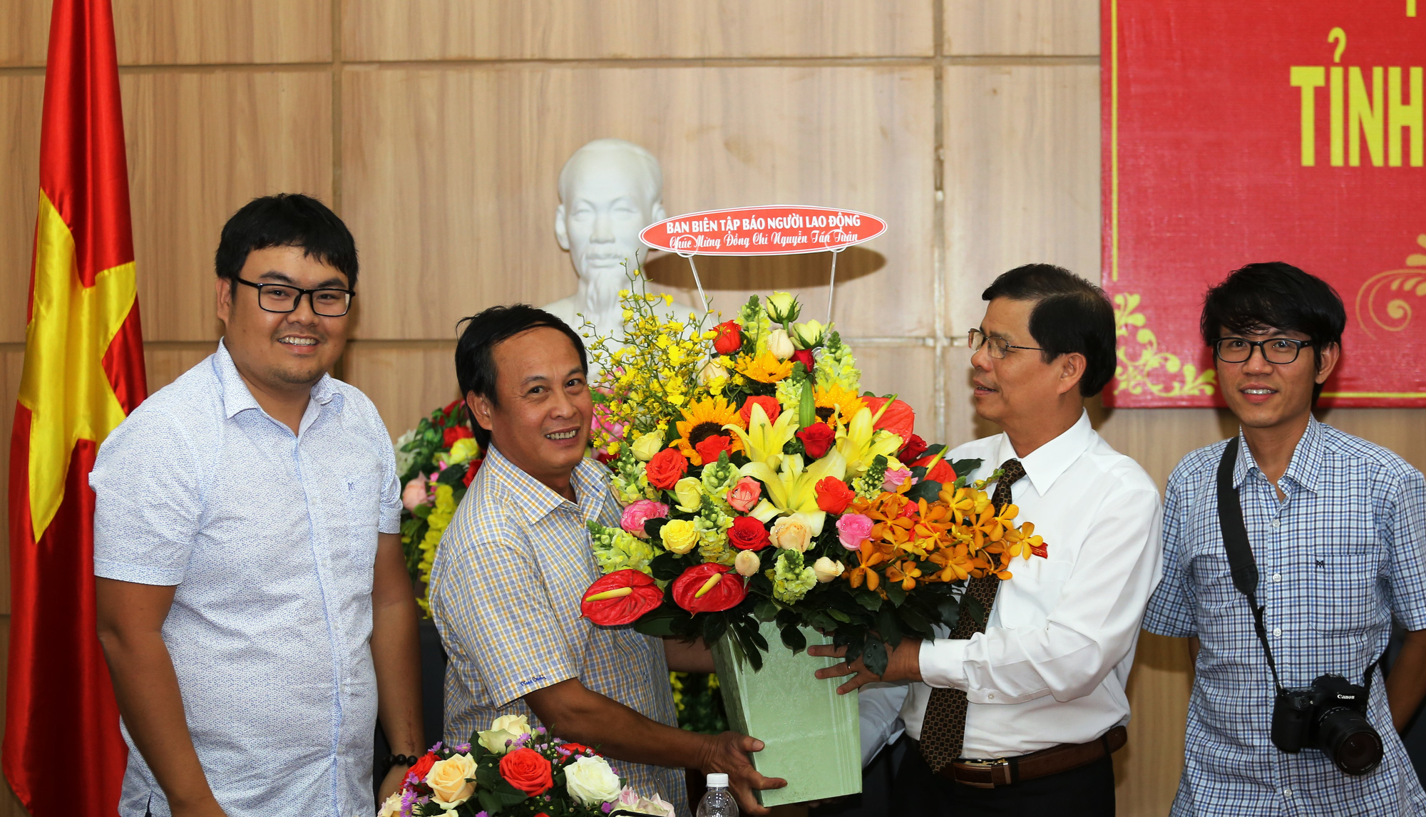 Ông Nguyễn Tấn Tuân giữ chức Chủ tịch UBND tỉnh Khánh Hòa - Ảnh 6.