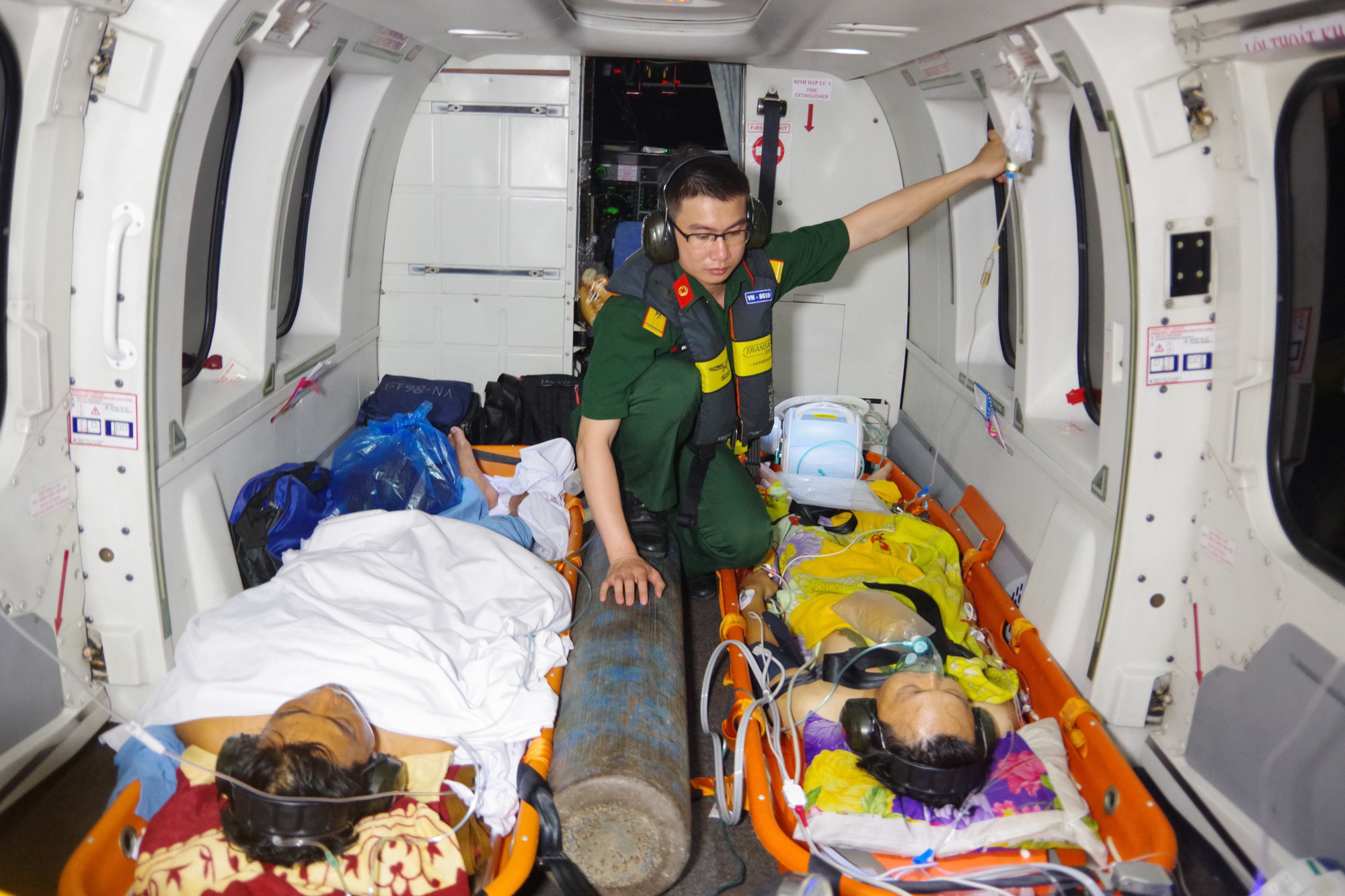 Cận cảnh dùng trực thăng cứu người khẩn cấp của Bệnh viện Quân y 175 - Ảnh 4.