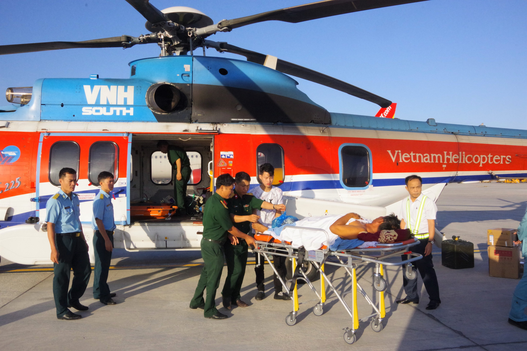 Cận cảnh dùng trực thăng cứu người khẩn cấp của Bệnh viện Quân y 175 - Ảnh 5.