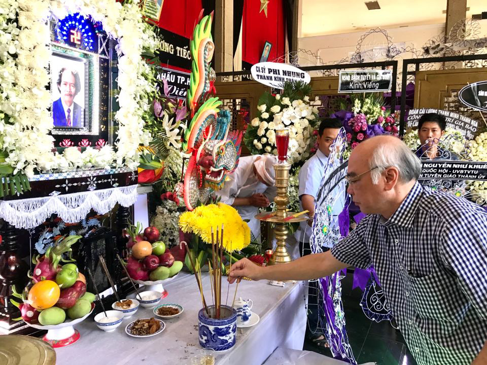 Tiễn đưa NSND Huỳnh Nga về nơi an nghỉ cuối cùng - Ảnh 2. Tiễn đưa NSND Huỳnh Nga về nơi an nghỉ cuối cùng - Ảnh 2.