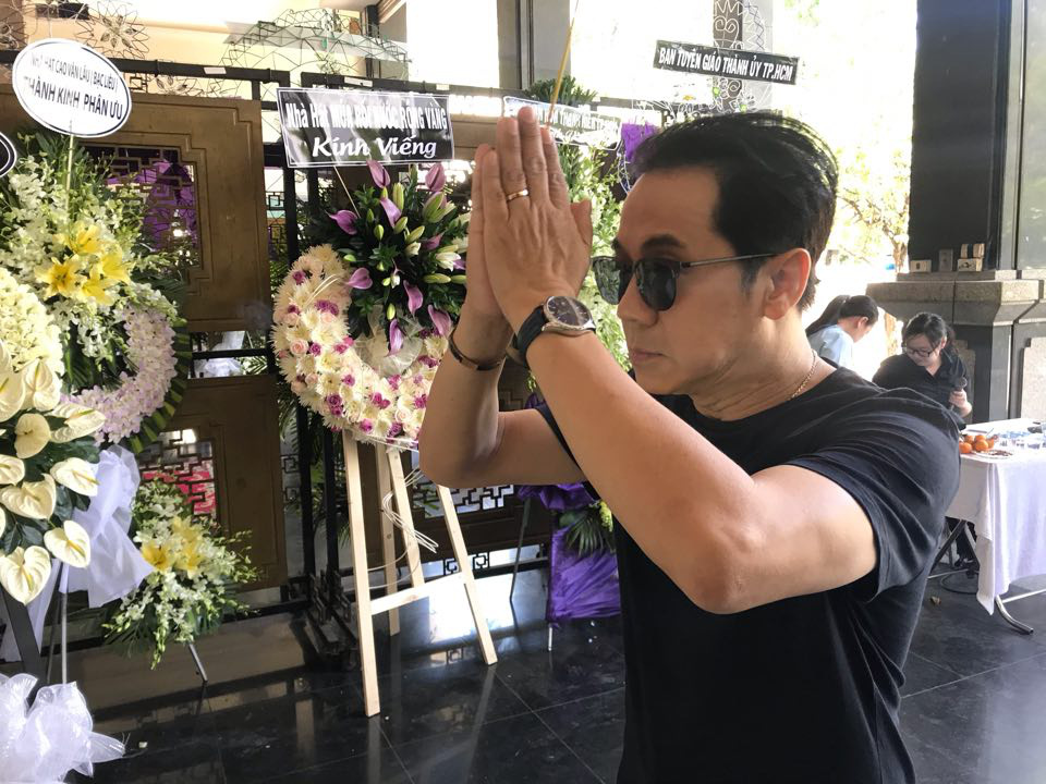 Tiễn đưa NSND Huỳnh Nga về nơi an nghỉ cuối cùng - Ảnh 7. Tiễn đưa NSND Huỳnh Nga về nơi an nghỉ cuối cùng - Ảnh 7.