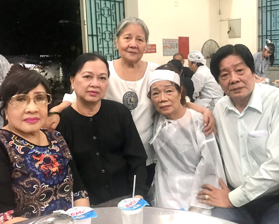 Tiễn đưa NSND Huỳnh Nga về nơi an nghỉ cuối cùng - Ảnh 5. Tiễn đưa NSND Huỳnh Nga về nơi an nghỉ cuối cùng - Ảnh 5.
