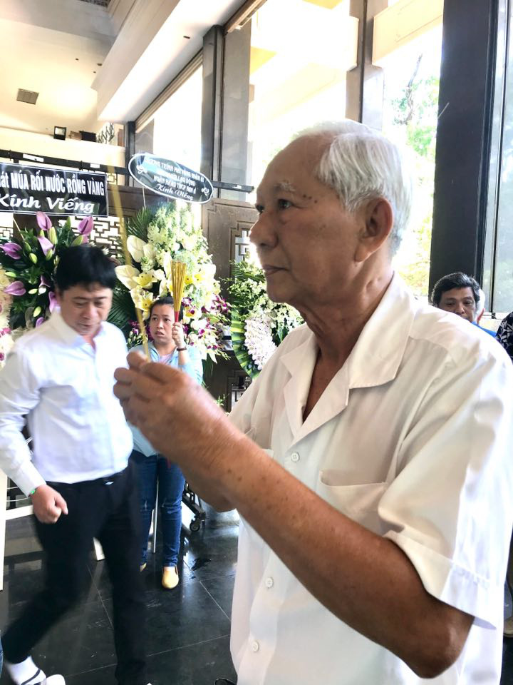 Tiễn đưa NSND Huỳnh Nga về nơi an nghỉ cuối cùng - Ảnh 17. Tiễn đưa NSND Huỳnh Nga về nơi an nghỉ cuối cùng - Ảnh 17.