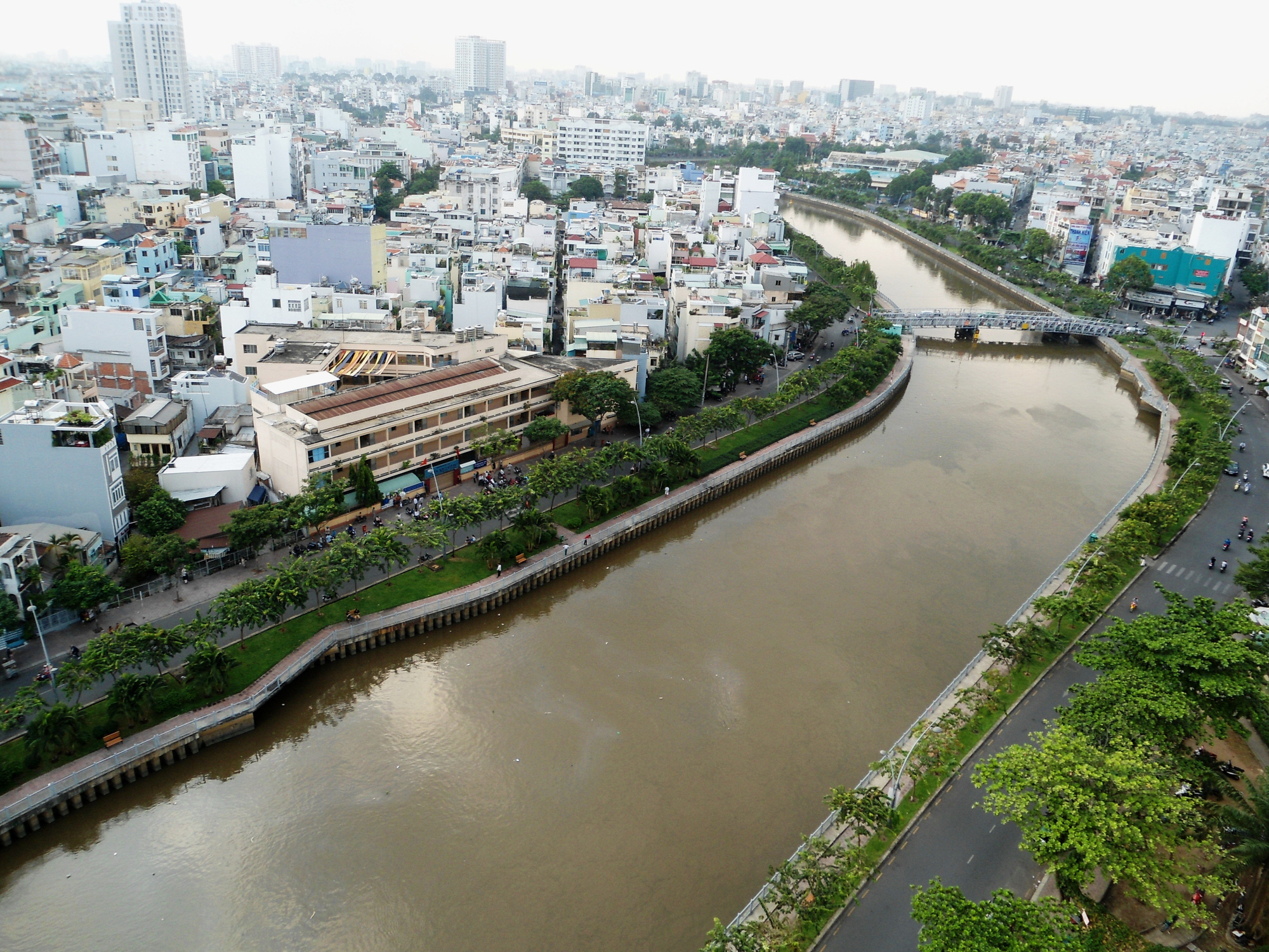 Bắt đầu nạo vét bùn dưới kênh Nhiêu Lộc - Thị Nghè - Ảnh 1.