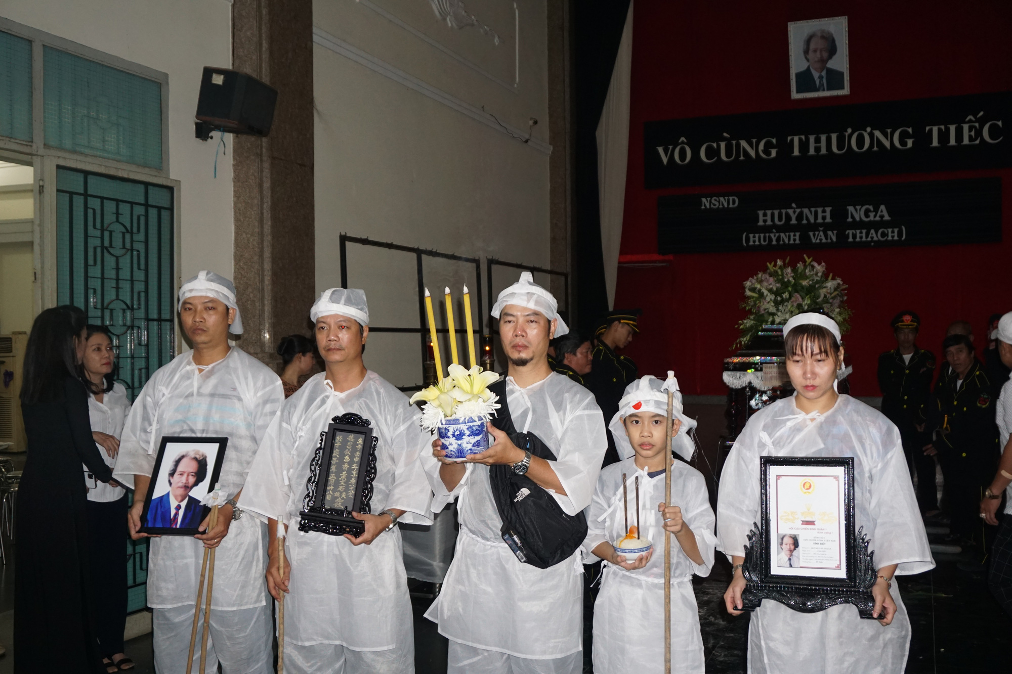 Tiễn đưa NSND Huỳnh Nga về nơi an nghỉ cuối cùng - Ảnh 12. Tiễn đưa NSND Huỳnh Nga về nơi an nghỉ cuối cùng - Ảnh 12.