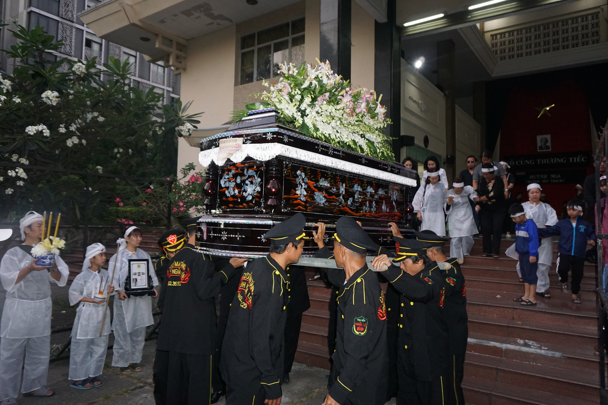 Tiễn đưa NSND Huỳnh Nga về nơi an nghỉ cuối cùng - Ảnh 18. Tiễn đưa NSND Huỳnh Nga về nơi an nghỉ cuối cùng - Ảnh 18.