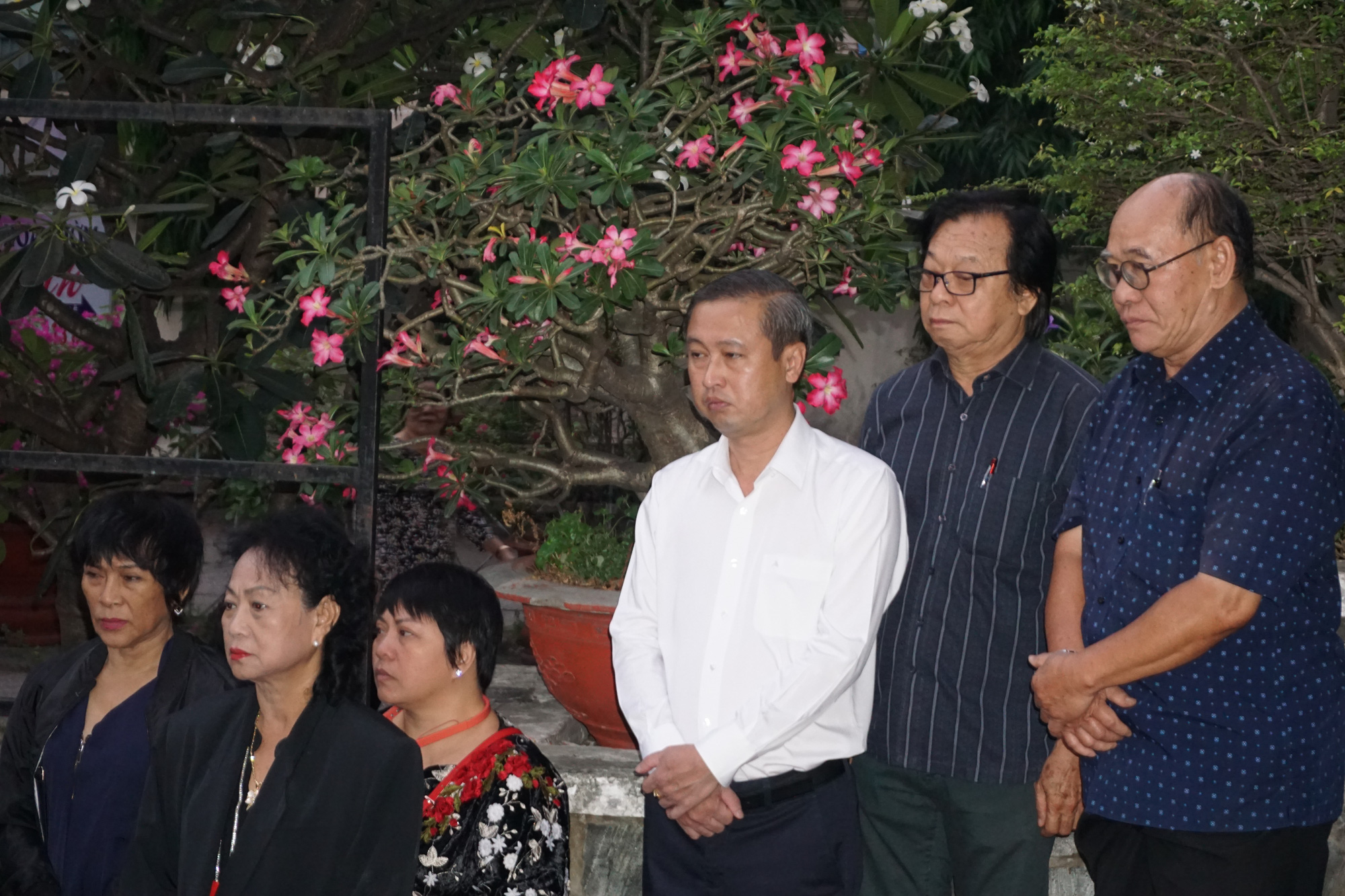 Tiễn đưa NSND Huỳnh Nga về nơi an nghỉ cuối cùng - Ảnh 13. Tiễn đưa NSND Huỳnh Nga về nơi an nghỉ cuối cùng - Ảnh 13.