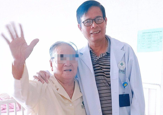 Cụ ông 96 tuổi mừng đến phát khóc khi được sáng mắt sau 3 năm mù lòa - Ảnh 1.