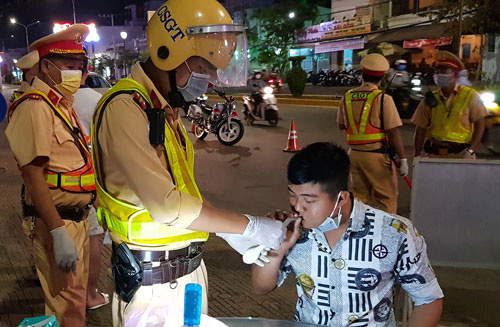 Đo nồng độ cồn phải đúng quy trình, thao tác - Ảnh 1.