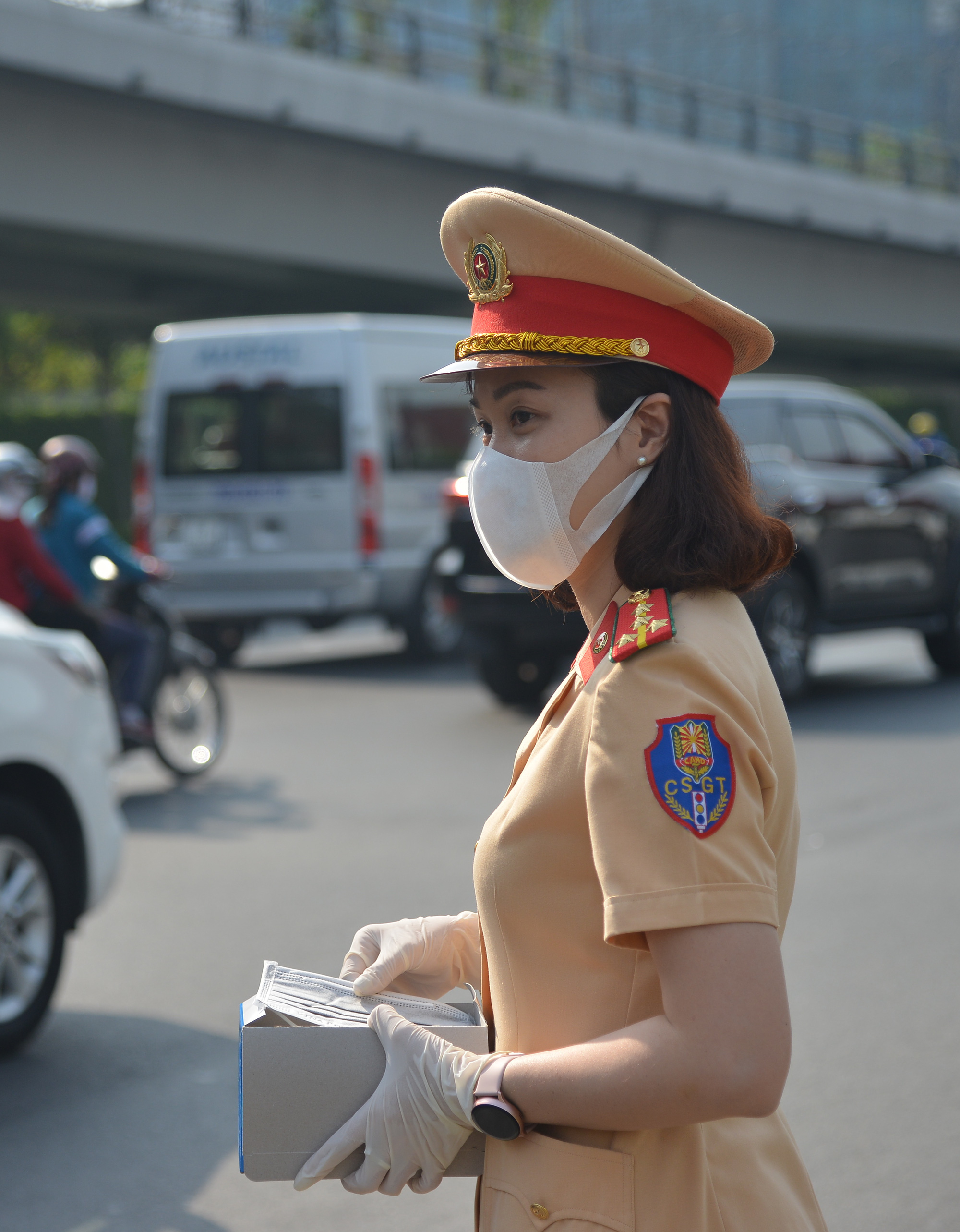 Giữa trưa, CSGT phát khẩu trang y tế cho người dân ở cửa ngõ Tân Sơn Nhất - Ảnh 6.