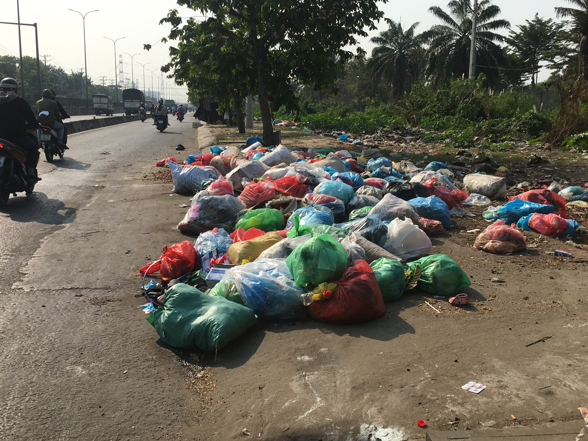 Kinh khủng bãi rác tự phát ở quận Bình Tân - TP HCM - Ảnh 2.