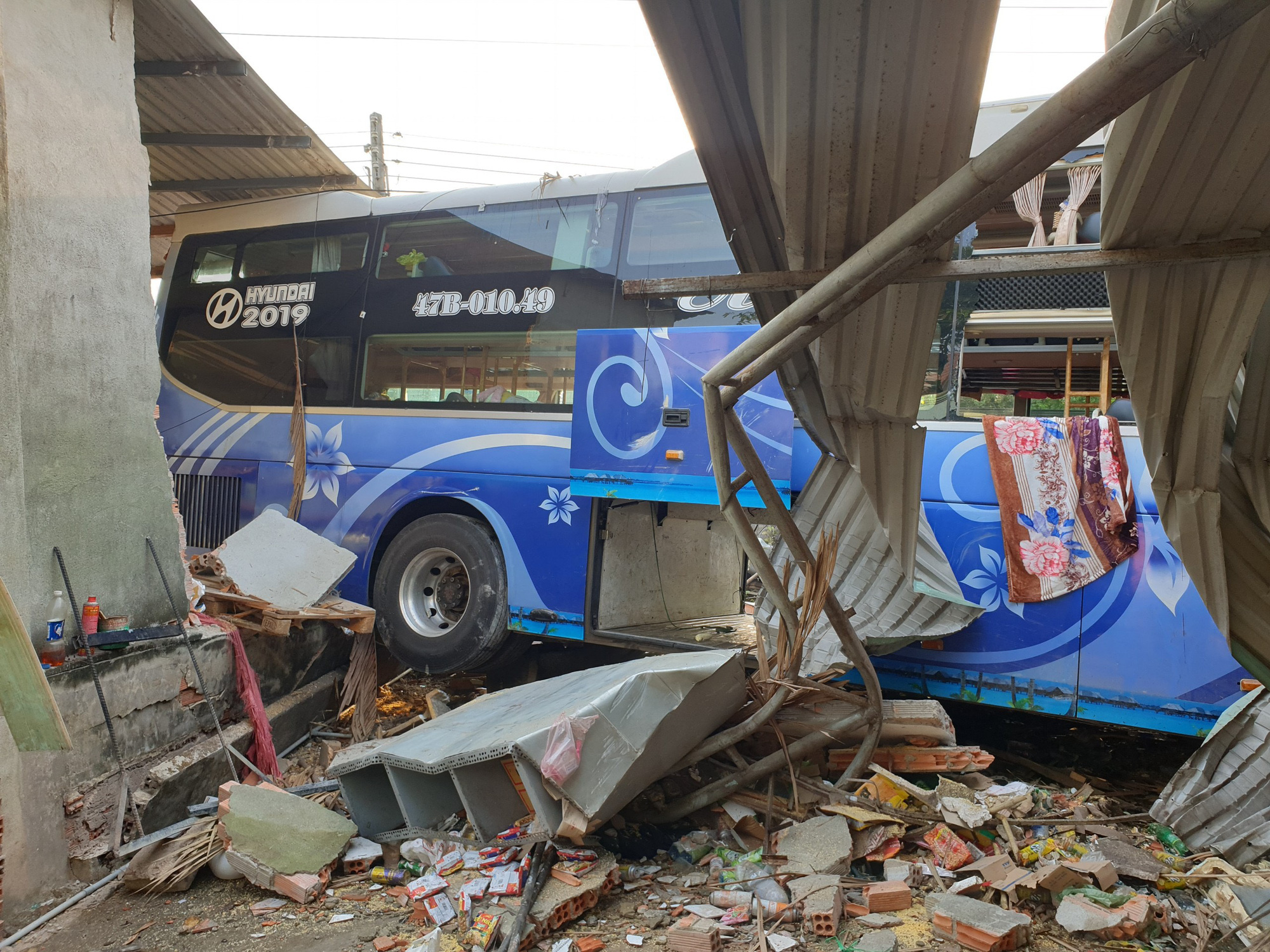 Tai nạn thảm khốc giữa xe tải và xe khách ở Bình Dương - Ảnh 3.