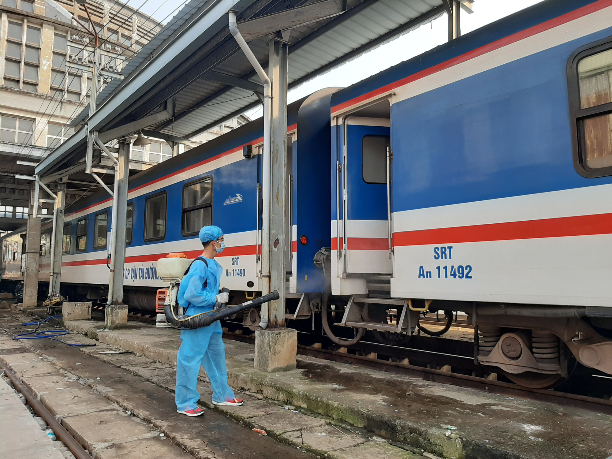 Hình ảnh phun thuốc khử trùng các đoàn tàu về ga Sài Gòn - Ảnh 5.