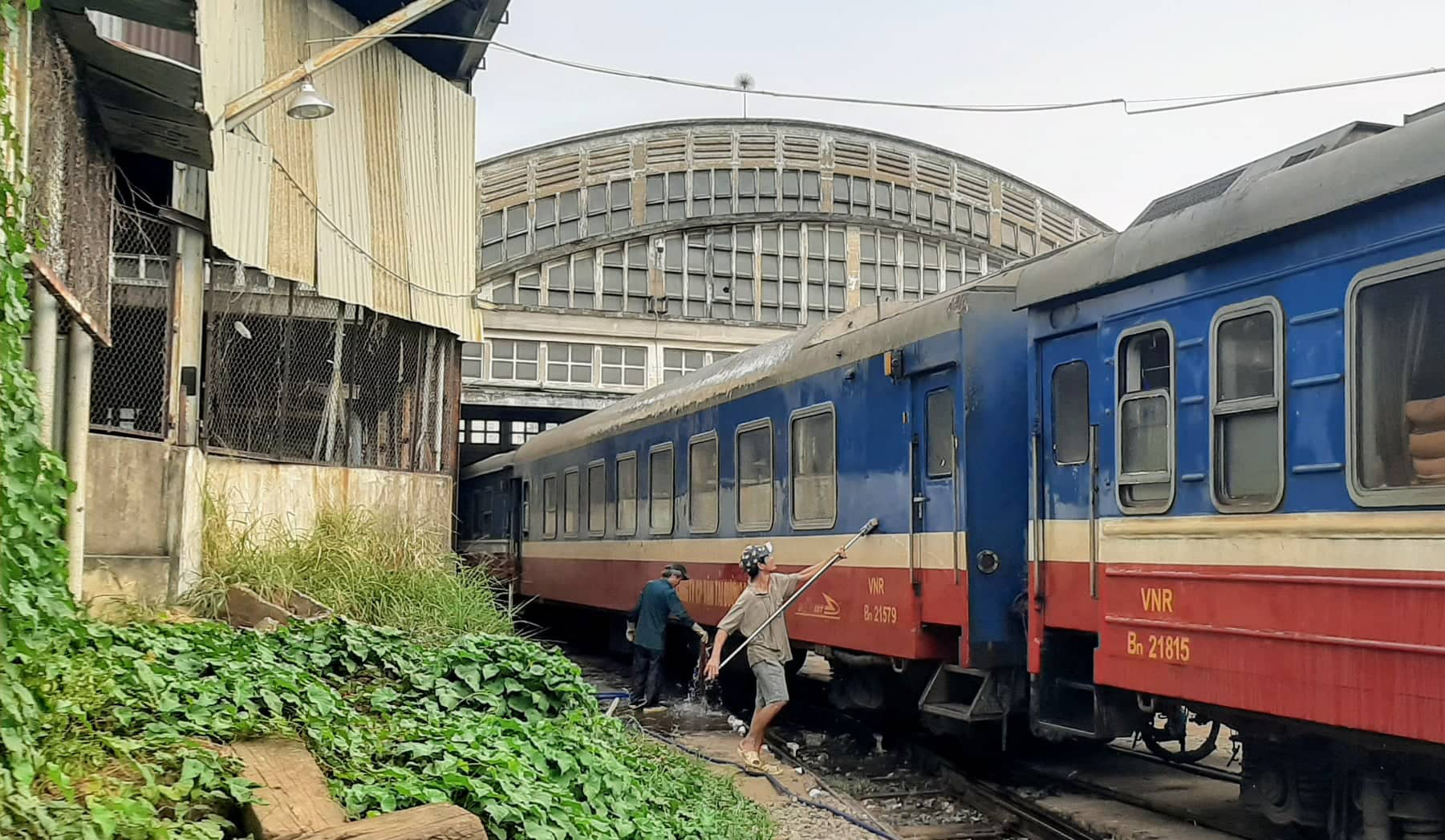 Hình ảnh phun thuốc khử trùng các đoàn tàu về ga Sài Gòn - Ảnh 4.