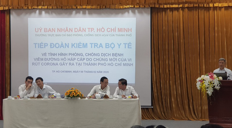Thứ trưởng Bộ Y tế trò chuyện qua bộ đàm với Việt kiều nhiễm virus corona - Ảnh 1.