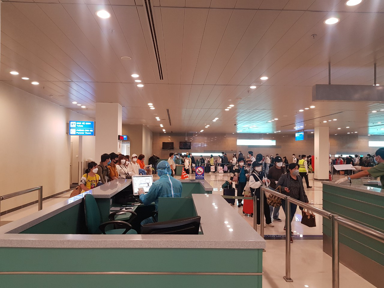 Cận cảnh 3 chuyến bay chở hơn 600 hành khách từ Hàn Quốc hạ cánh sân bay Cần Thơ - Ảnh 6.