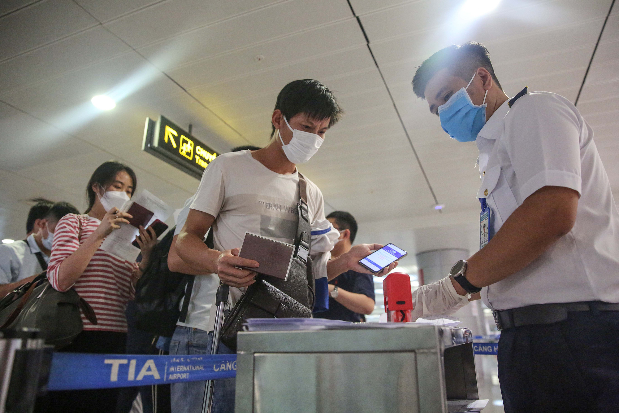 VIDEO: Cận cảnh quy trình khai báo y tế bắt buộc ở Sân bay Tân Sơn Nhất - Ảnh 10.