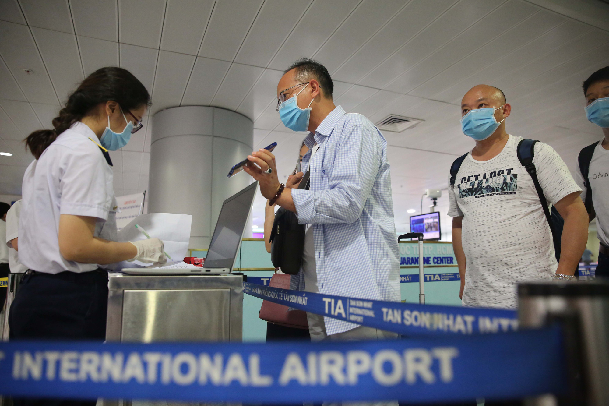 VIDEO: Cận cảnh quy trình khai báo y tế bắt buộc ở Sân bay Tân Sơn Nhất - Ảnh 3.