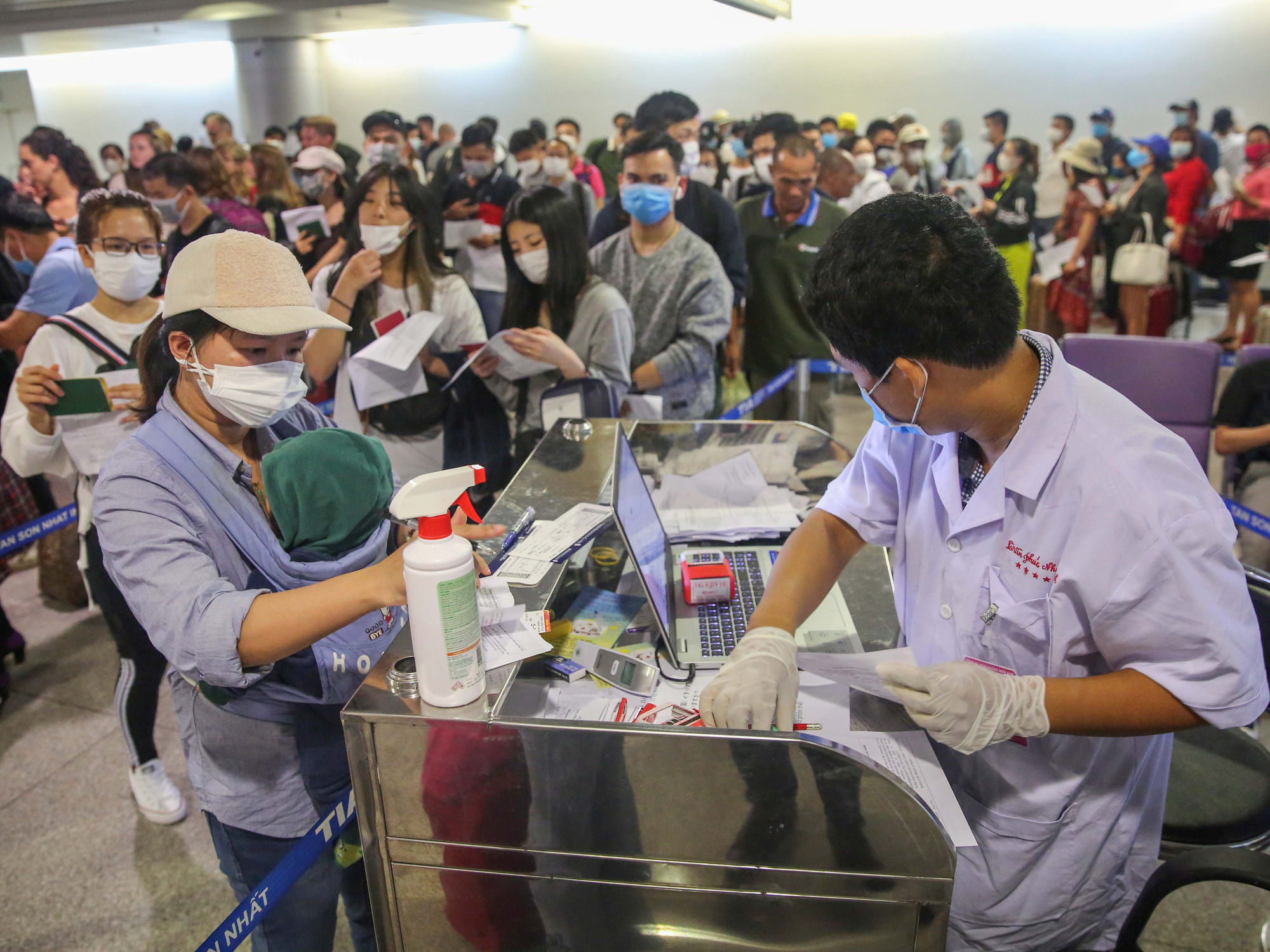 VIDEO: Cận cảnh quy trình khai báo y tế bắt buộc ở Sân bay Tân Sơn Nhất - Ảnh 1.