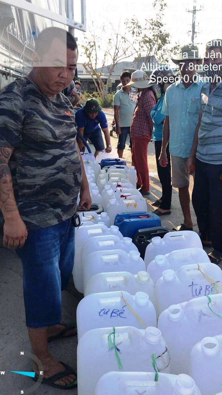 Biệt đội chở nước ngọt về cấp miễn phí cho dân vùng hạn mặn - Ảnh 3.