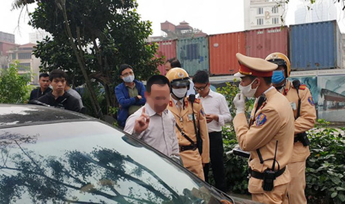 Tông vào sau ôtô, nam tài xế vi phạm nồng độ cồn cao nhất ở Hà Nội từ khi có Nghị định 100 - Ảnh 1.