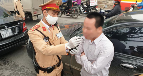 Tông vào sau ôtô, nam tài xế vi phạm nồng độ cồn cao nhất ở Hà Nội từ khi có Nghị định 100 - Ảnh 2.