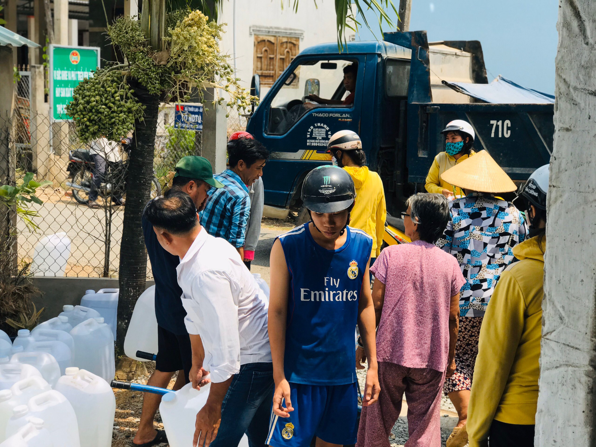 Nước ngọt nghĩa tình tiếp tục đến với người dân vùng hạn, mặn miền Tây - Ảnh 7.