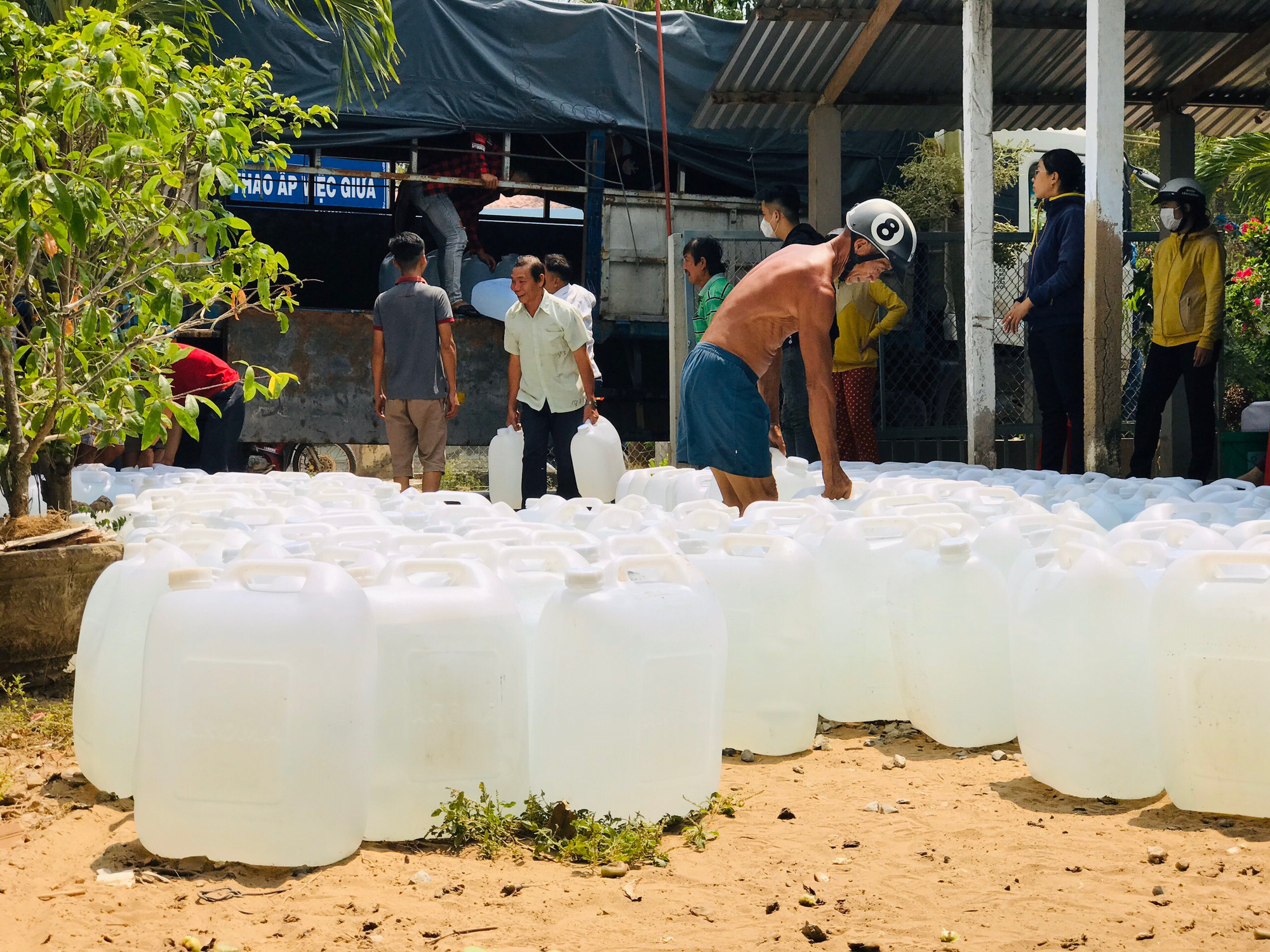 Nước ngọt nghĩa tình tiếp tục đến với người dân vùng hạn, mặn miền Tây - Ảnh 9.