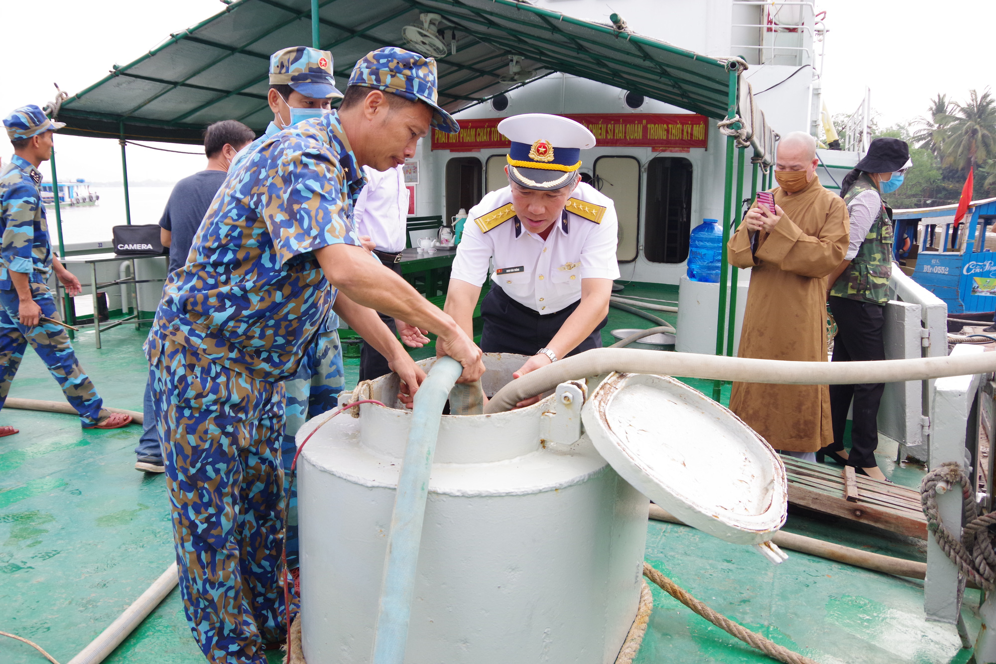 Nước ngọt nghĩa tình tiếp tục đến với người dân vùng hạn, mặn miền Tây - Ảnh 2.