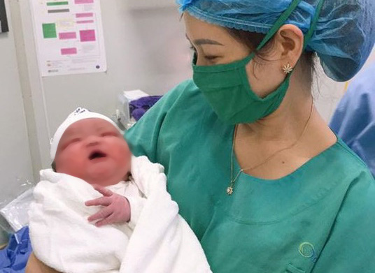 Bác sĩ bất ngờ đón bé sơ sinh nặng 6,1 kg chào đời - Ảnh 2.