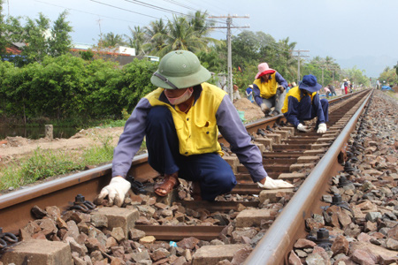 Tàu ngưng chạy là miếng cơm cũng... dừng     - Ảnh 1.