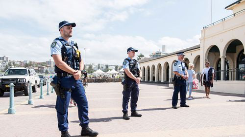 Covid-19: Bãi biển Úc kín người, cảnh sát phải ra tay giải tán - Ảnh 6.