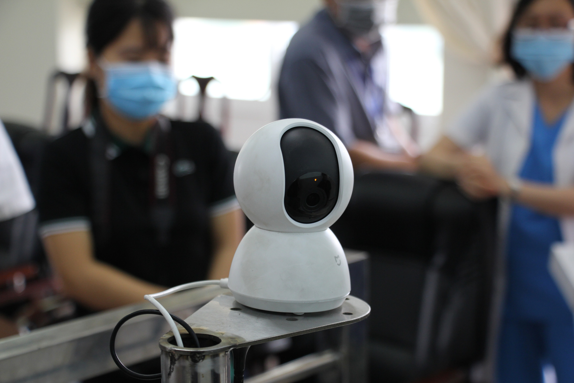 Ngắm robot phục vụ bệnh nhân cách ly bằng điều khiển từ xa - Ảnh 4.