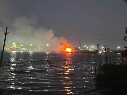 Cháy tàu chở xăng trên sông Đồng Nai, 2 người tử vong, 1 người mất tích - Ảnh 1.