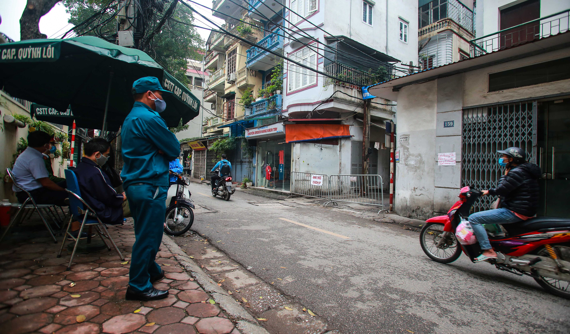 Đủ chiêu phòng ngừa lây nhiễm của người dân nơi có ca bệnh Covid-19 - Ảnh 1.