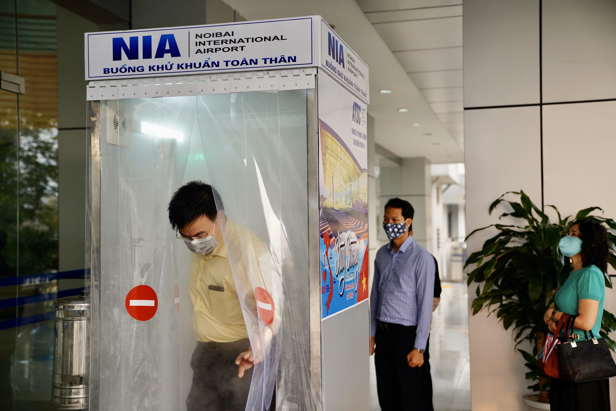 Sân bay Nội Bài thần tốc sản xuất buồng khử khuẩn toàn thân - Ảnh 7.