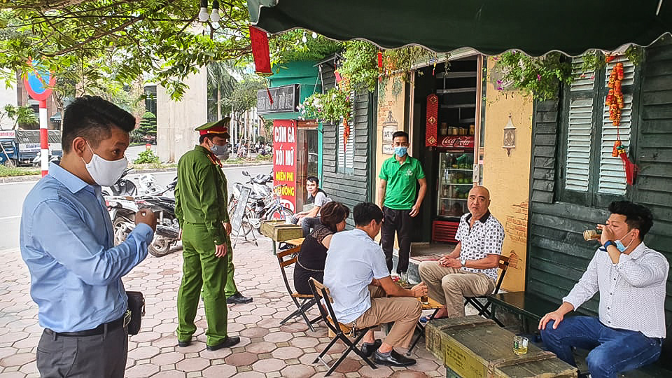 Công an hối hả đi yêu cầu các quán cà phê đóng cửa - Ảnh 1.