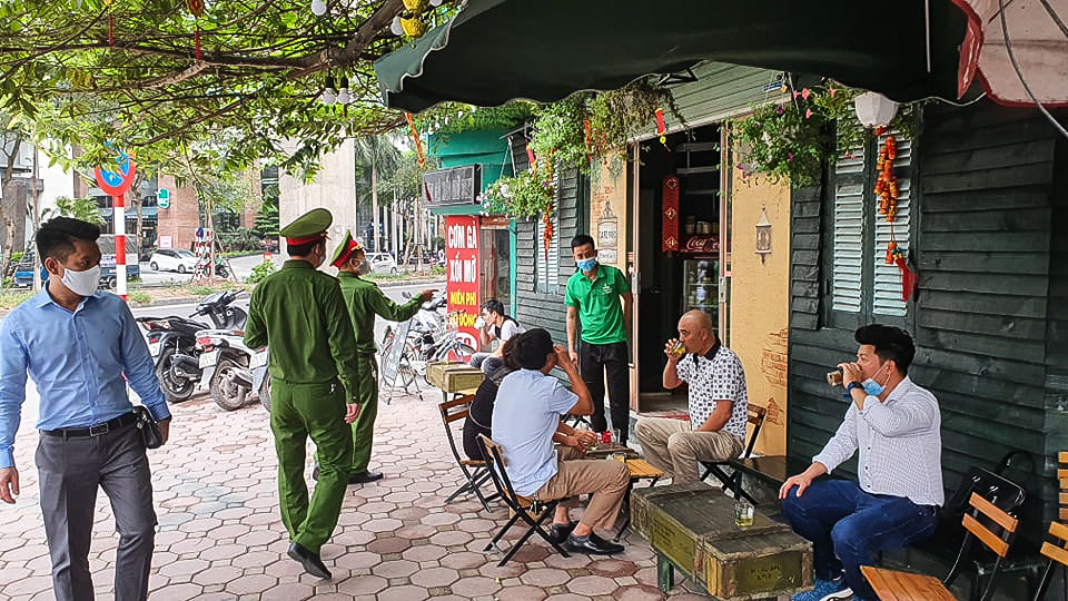 Công an hối hả đi yêu cầu các quán cà phê đóng cửa - Ảnh 2.