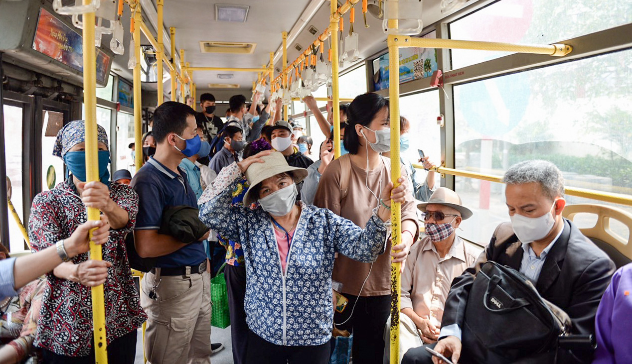 Xe buýt Hà Nội đông khách trong ngày đầu giảm 80% công suất hoạt động - Ảnh 1.