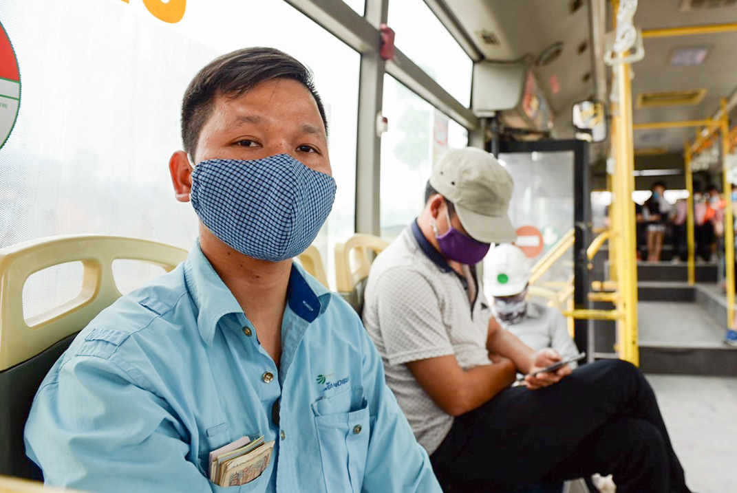 Xe buýt Hà Nội đông khách trong ngày đầu giảm 80% công suất hoạt động - Ảnh 2.