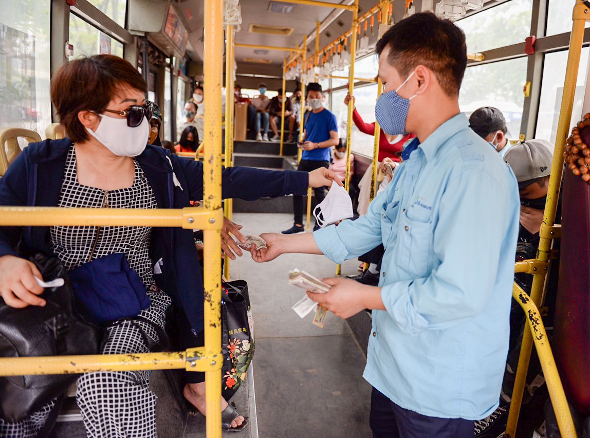 Xe buýt Hà Nội đông khách trong ngày đầu giảm 80% công suất hoạt động - Ảnh 4.