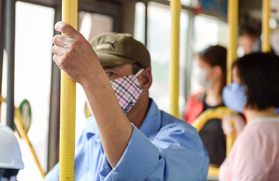 Xe buýt Hà Nội đông khách trong ngày đầu giảm 80% công suất hoạt động - Ảnh 11.