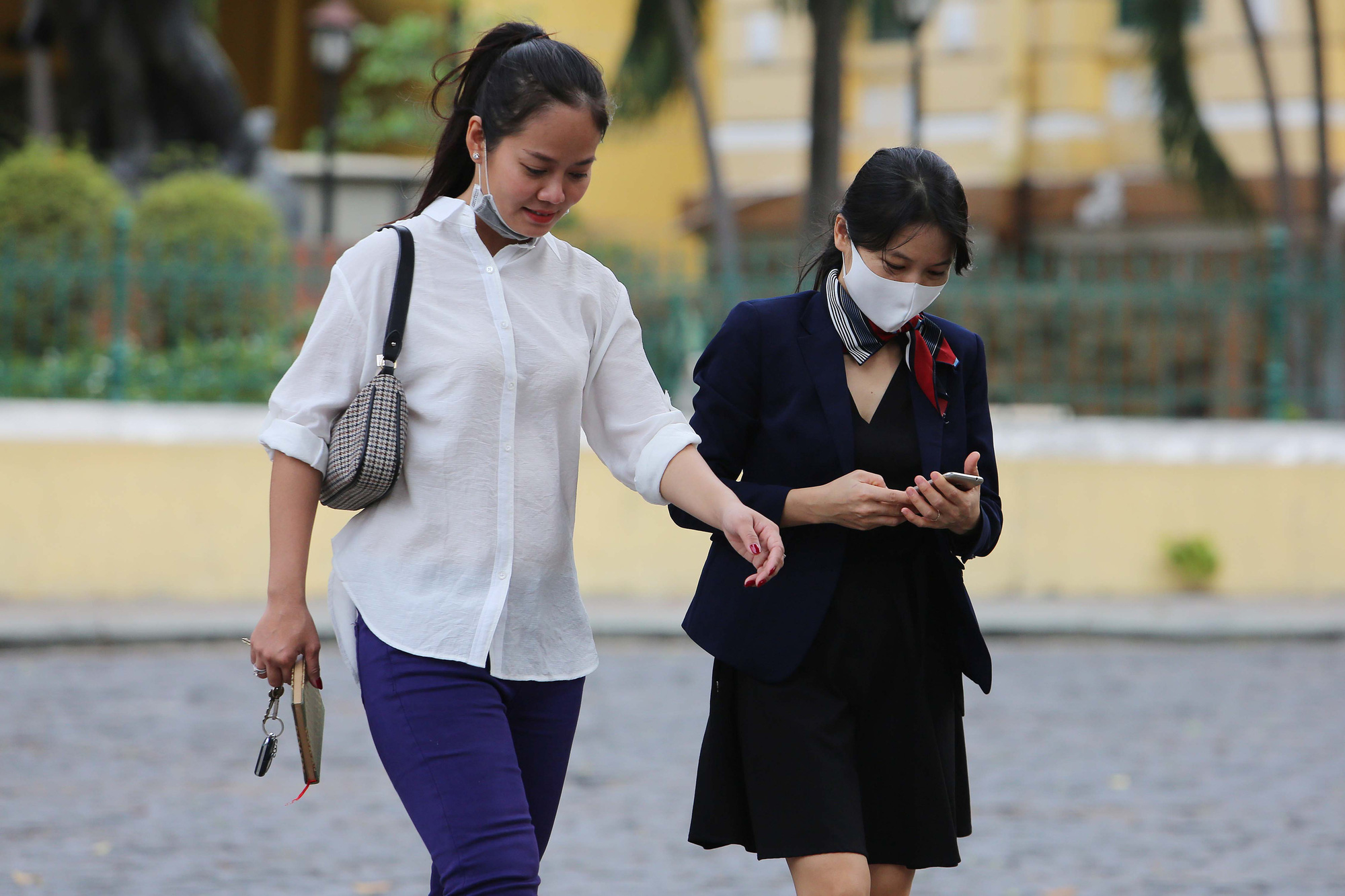 Đeo khẩu trang nơi công cộng tại TP HCM: người có, người không - Ảnh 5.